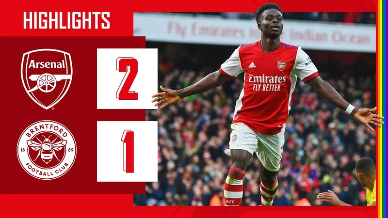 Cầu thủ Arsenal dũng cảm sút bóng trước sự áp đảo của phòng ngự Brentford