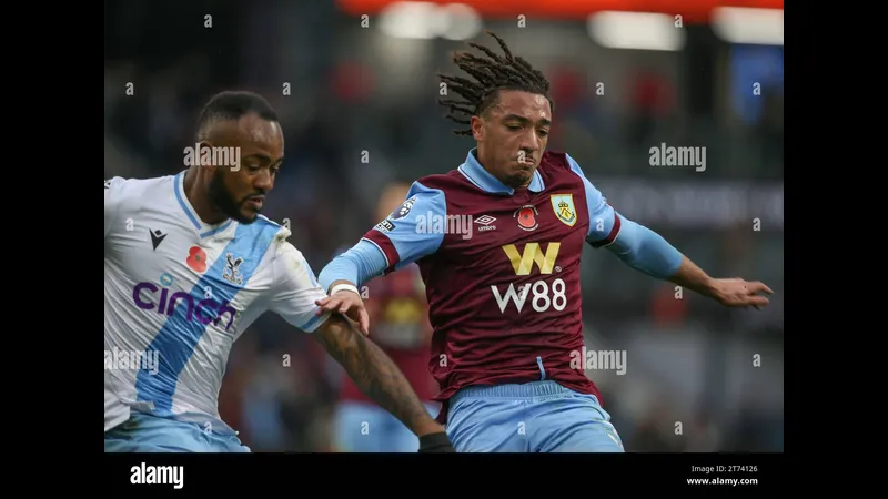 Cầu thủ của Burnley chiến đấu quyết liệt để giữ bóng khỏi Crystal Palace