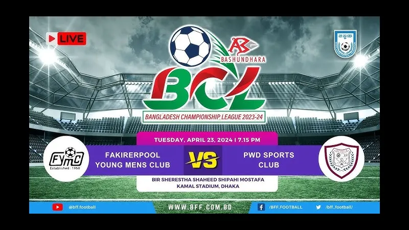 Người chơi của Fakierpool YMC và PWD Sports Club đang tranh chấp bóng trên sân cỏ